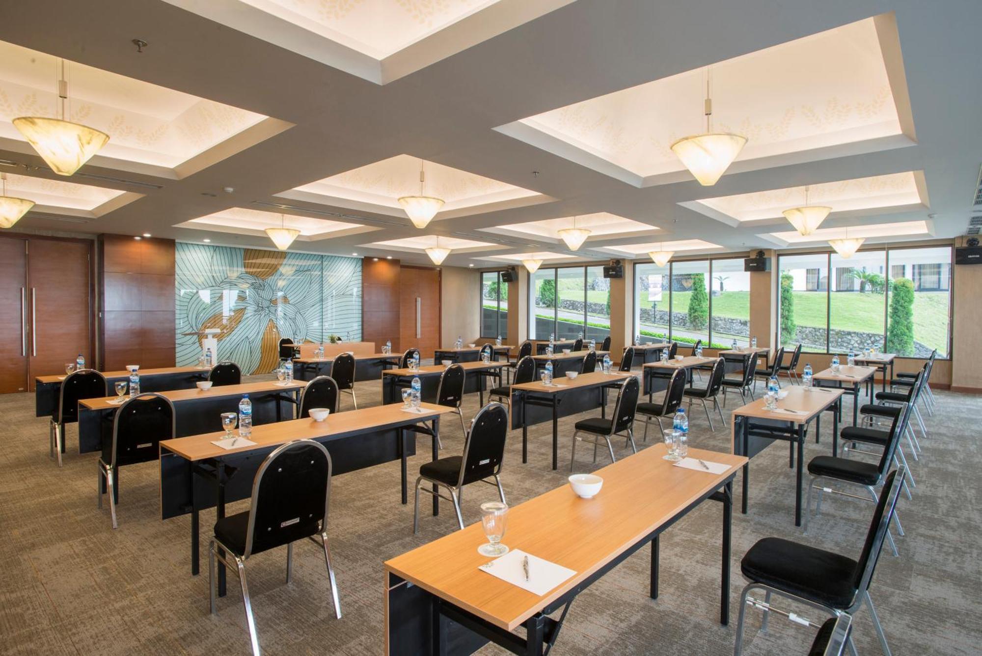 Surya Hotel & Cottages Prigen Ngoại thất bức ảnh